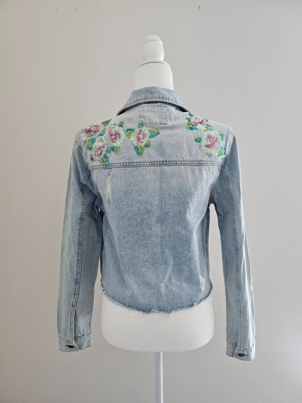 Cropped Floral Sequin Denim Jacket Light Wash NWOT Size M - Picture 5 of 13